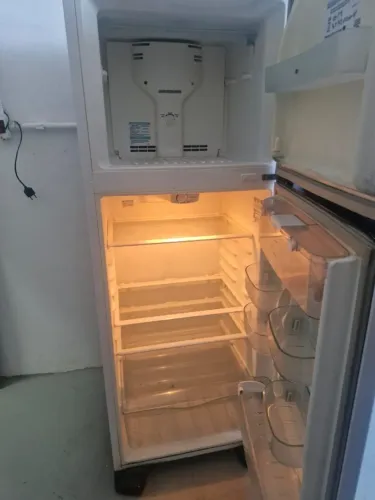 Geladeira Eletrolux altura de 1,63 x 0,59 de largura