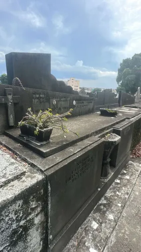 Vende se um jazigo todo no pó de pedra 
