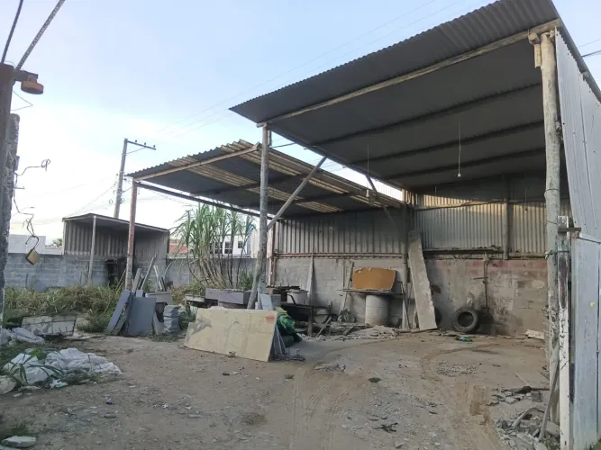 Alugo lote 200m2 com área coberta