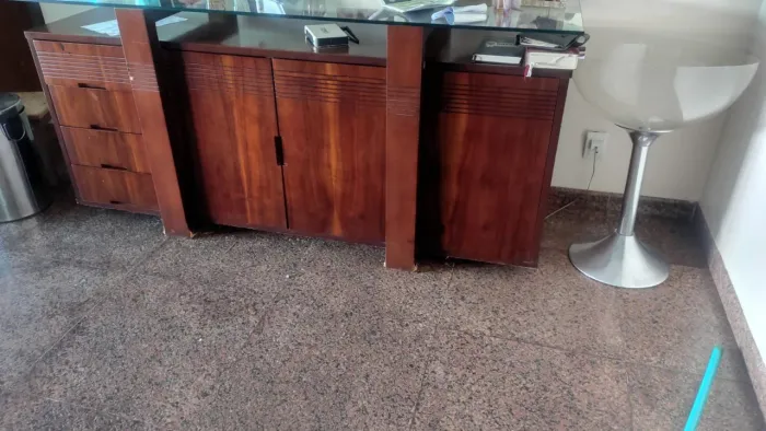 Aparador com gavetas e portas