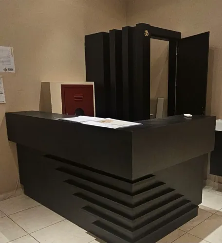 BALCÃO DE RECEPÇÃO / BALCÃO DE RECEPÇÃO / ATATENDIMENTO - MDF PRETO E ARMÁRIO