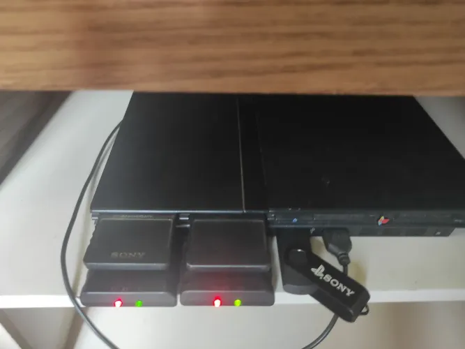 PS2 2 controles sem fio e pendrive 128gb