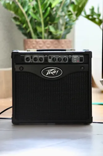 Amplificador Peavey Rage 158 15W para Guitarra