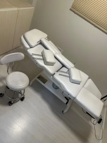 Estek Poltrona Maca Para Estetica Hidraulica Podologia Giro De 360 Cor Branco + Banco