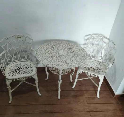 VENDO ESSE LINDO JOGO DE MESA E CADEIRAS