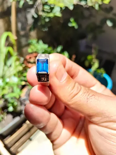Anel de prata com zircônia azul
