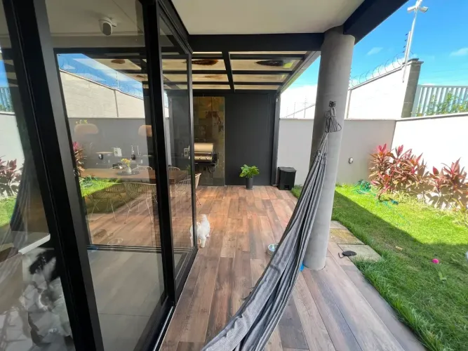 Casa projetada, 3 suítes, energia solar e Kitchen Gourmet. Aceita imóvel na negociação.