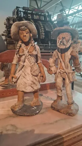 Par de esculturas sertanejas em barro 31cm