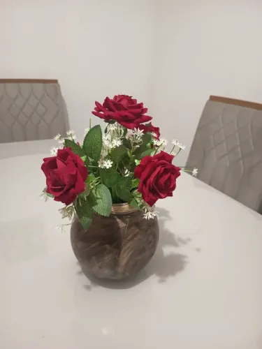 Arranjo Artificial com Rosas Vermelhas e Vaso Rústico Marrom