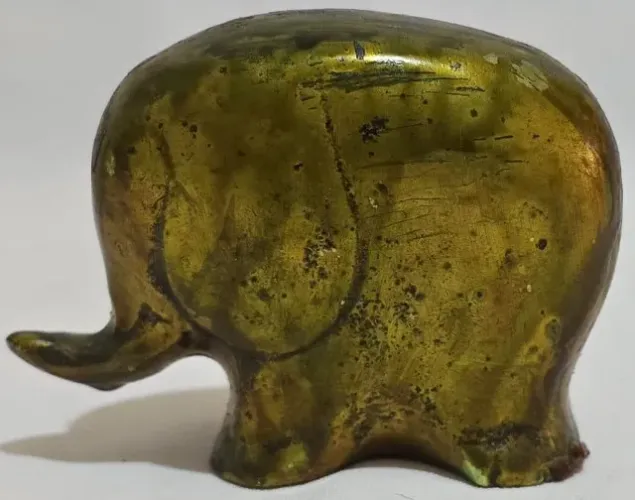 Antiga escultura indiana confeccionado em metal envernizado dourado em forma de elefante