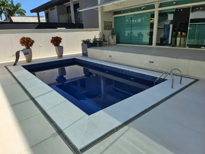 Excelente casa totalmente mobiliada, com 4 suítes, lazer com piscina e churrasqueira