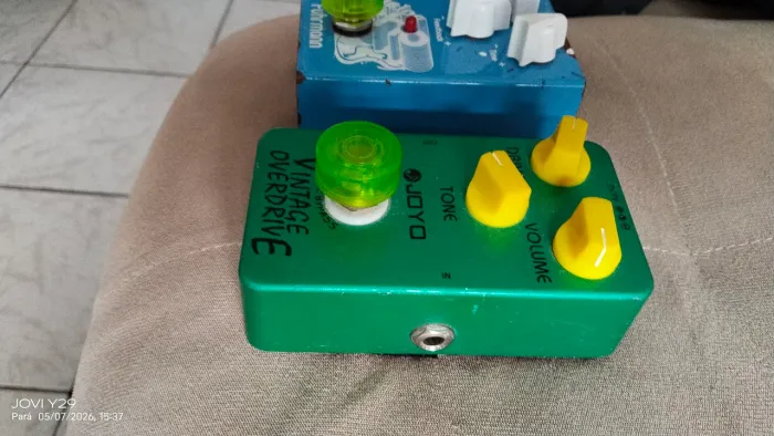 Pedal de drive e delay versátil