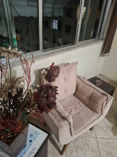 Poltrona Confortável em Excelente Estado + 2 Puffs + 2 Arranjos Decorativos - Conjunto