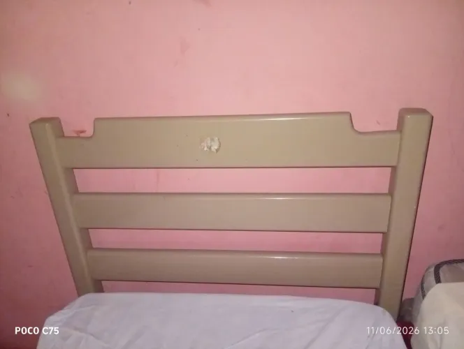 Cama de solteiro em perfeita condições material Massaranduba