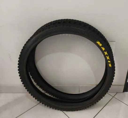 VENDO PAR DE PNEUS DONHWILLS MAXXIS 26X2.50 E KENDA 26X2.30