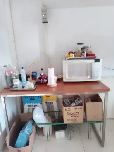 Vendo mesa de madeira com pés de aço