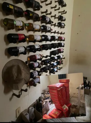 Vários vinhos disponíveis, garrafas lacradas e em ótimo estado. 