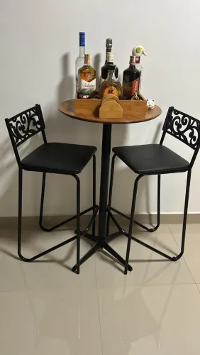 Mesa com banquetas
