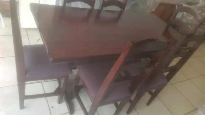 MESA DE MADEIRA COM 6 CADEIRAS ESTOFADAS
