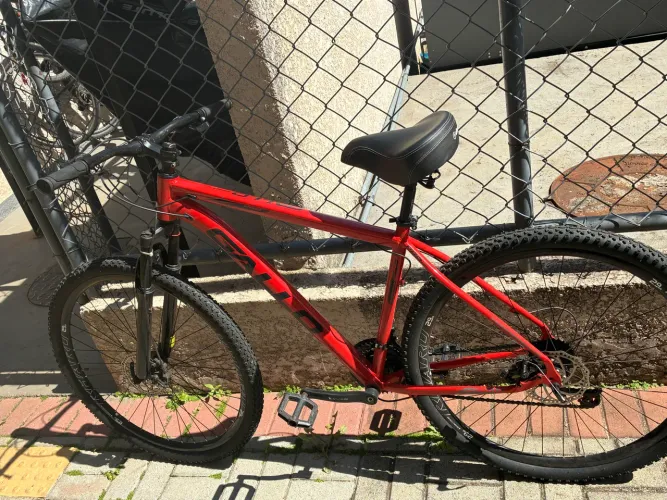 Bicicleta Vercelli aro 29, na cor preta, com visual moderno e confortável.