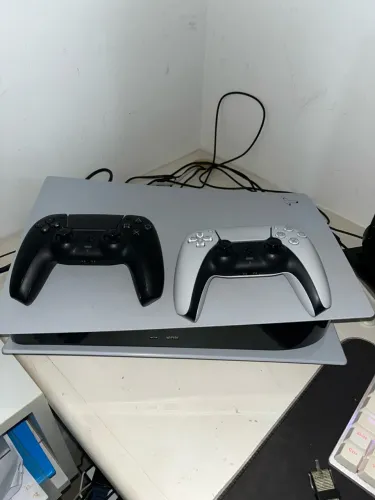 PS5 Fat com leitor de disco + 2 controles+ base carregadora