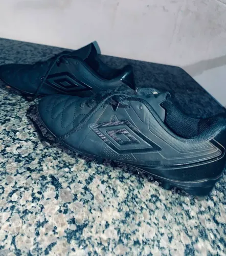 Chuteira umbro attak eternal