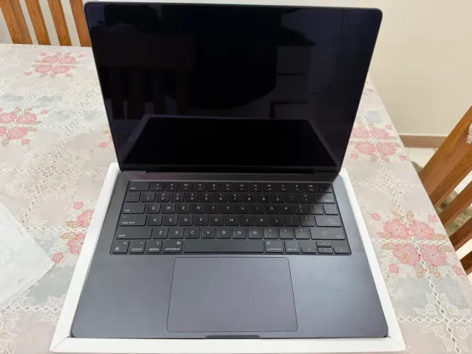 MacBook Pro M4 com 16gb de RAM, 1tb de SSD e tela de 14