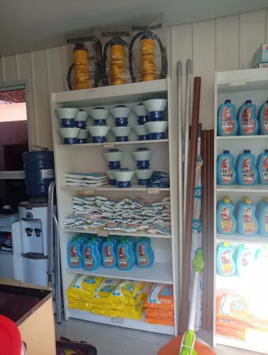 Prateleiras na cor branca