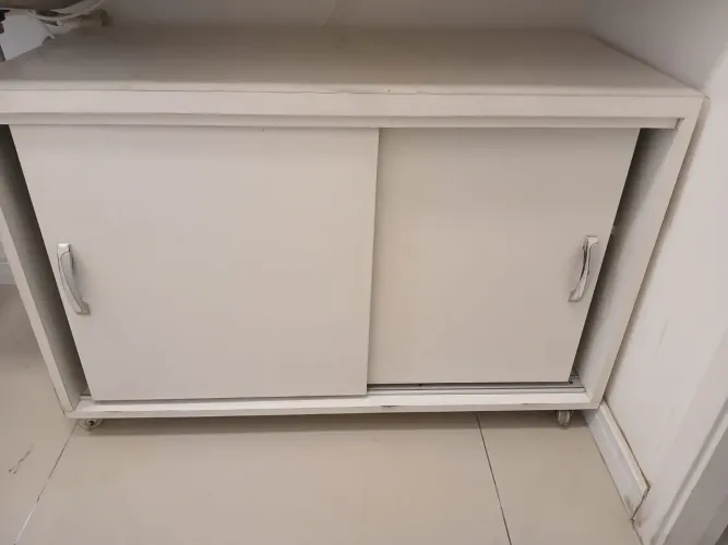 Armário branco com rodinhas