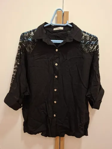 Camisa de tecido com detalhes de renda nas mangas e ombro