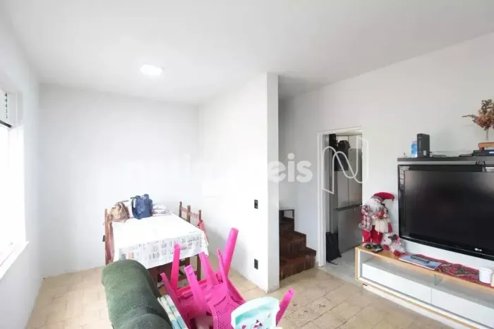 Vende-se excelente casa no Bairro Santa Mônica