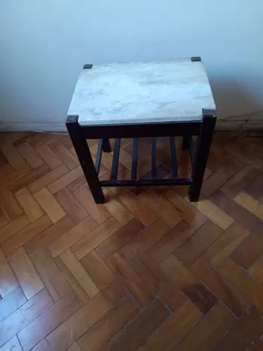 Vendo um criado- mudo , base em madeira maciça e tampo em mármore. R$180,00