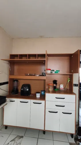 Armário canelado de cozinha