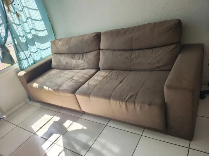 Vendo sofá  Ele é retrátil também é bem grande  Largura 2,70 interessados 