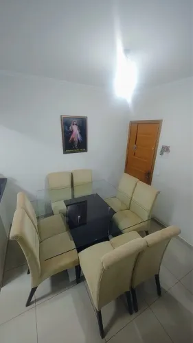 Mesa com 8 cadeiras 