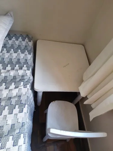 Mesa e uma cadeira infantil 