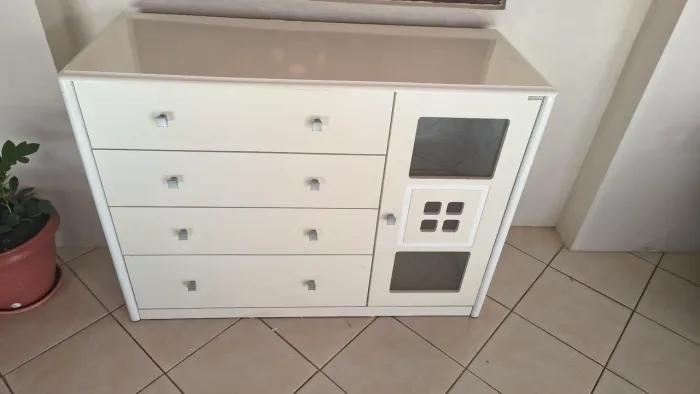 Cômoda/Quarto 4 Gavetas com Porta e Vidro - Excelente Estado - R$ 180