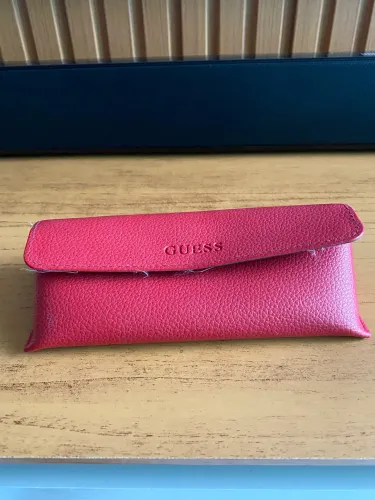 Case óculos da marca Guess