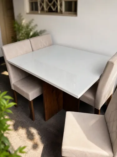 Mesa de Jantar Quadrada com 4 cadeiras