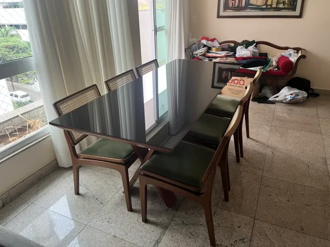 Mesa de madeira com tampo de vidro preto (2,00x0,80x0,81m)
