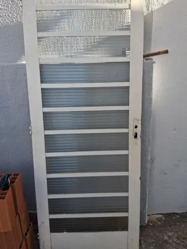 Porta de ferro com vidro.