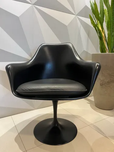 CADEIRA SAARINEN TULIPA, PRETO FOSCO E COM BRAÇO