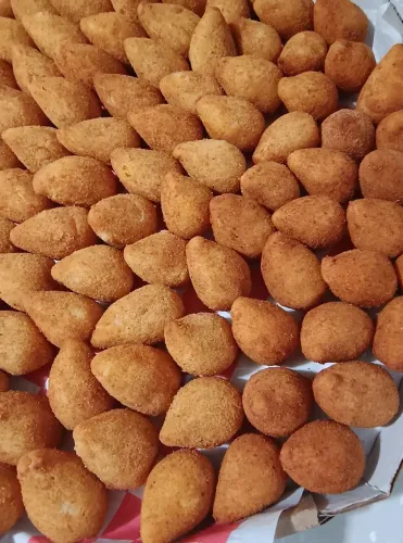Vendo cento de salgados e doces 