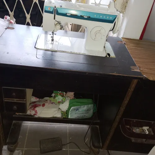Vendo máquina de costura doméstica Singer com movel