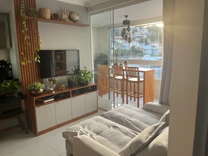 Apartamento 2 quartos com ampla varanda, elevador e móveis planejados.