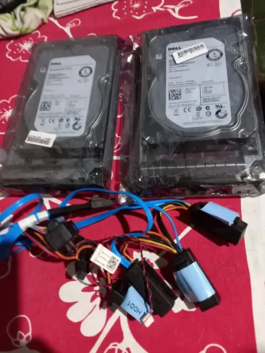 Vendo 2 hds SAS de 4tb cada + placa de conversão 