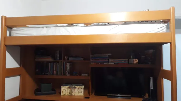 Estante com cama aérea