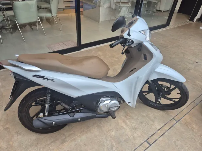 Vendo biz 125 26/26 com apenas 1120 km unico dono . Moto sem detalhes, manual e chave rese