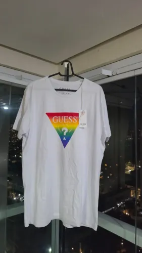 Camiseta Guess Rainbow Triangle Logo Tee / Coleção Pride - M/G - Branca