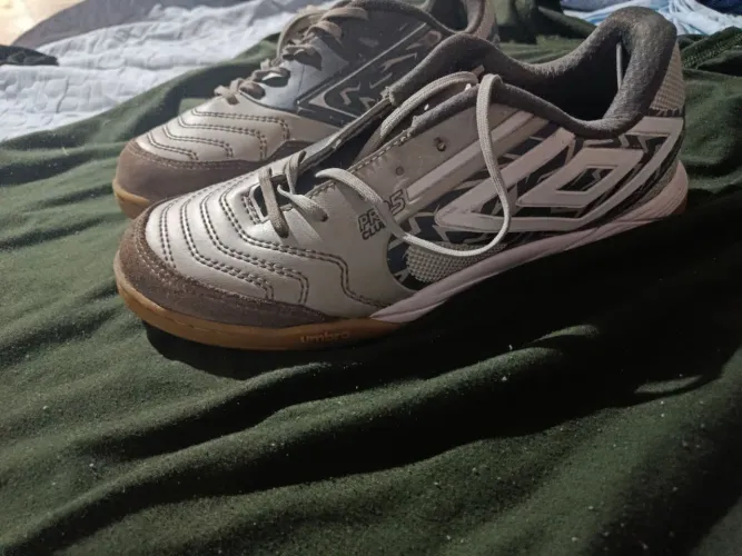 Chuteira umbro futsal usado 